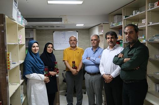 پزشک و داروساز و کارمند  33