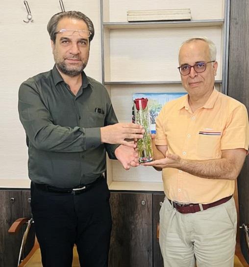 پزشک و داروساز و کارمند  26