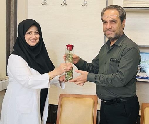 پزشک و داروساز و کارمند  24