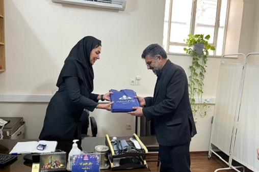 پزشک و داروساز و کارمند  22